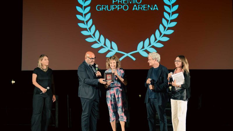 Il Cav. Lav. Giovanni Arena consegna il Premio Gruppo Arena a Valeria Golino, Mario Martone e Ippolita Di Majo al SalinaDocFest 2026